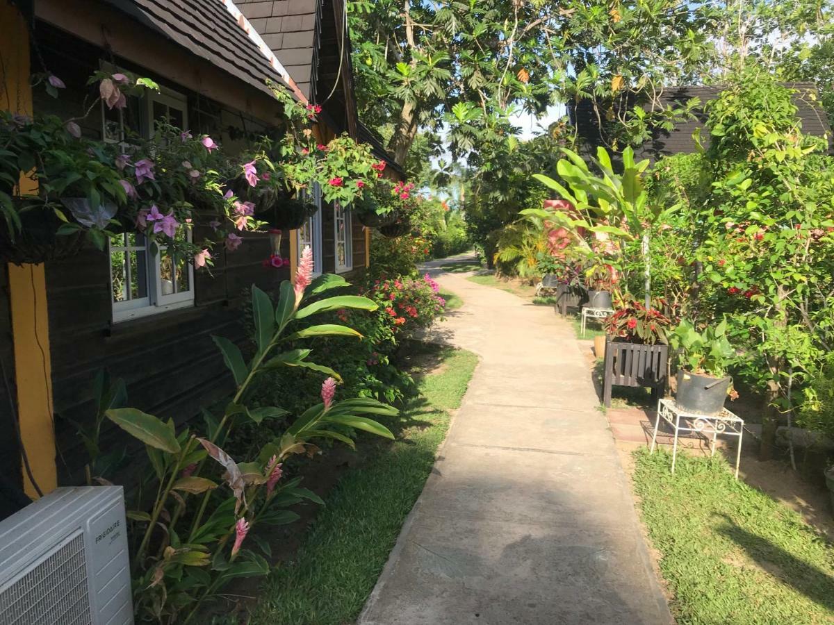 Firefly Beach Cottages Negril Esterno foto
